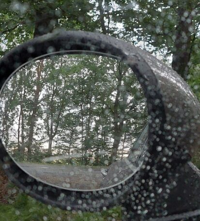 Regen spiegelt sich im Auto