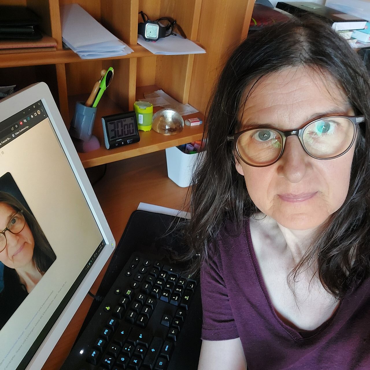 Frau schaut in Kamera