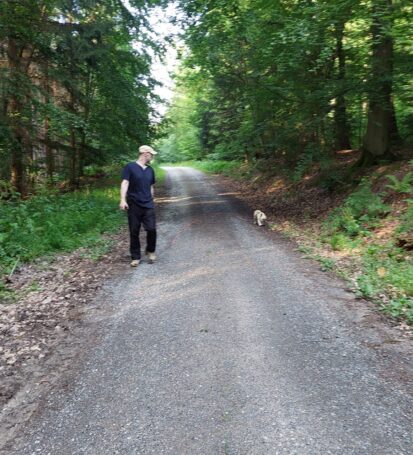 Waldspaziergang Mann mit Hund