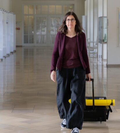 Silke Huechel-Steinbach mit Moderationskoffer auf dem Weg zu einer Supervision.